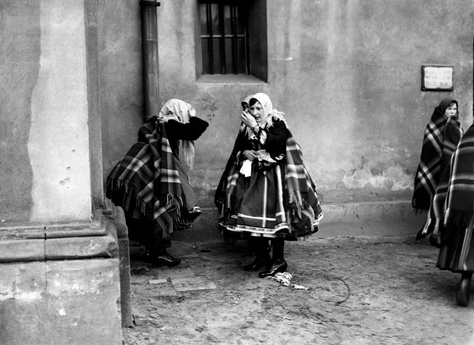 Vrouwen in Lowicz bekijken zich in de spiegel voordat ze de kerk betreden, Bestanddeelnr 252-1302