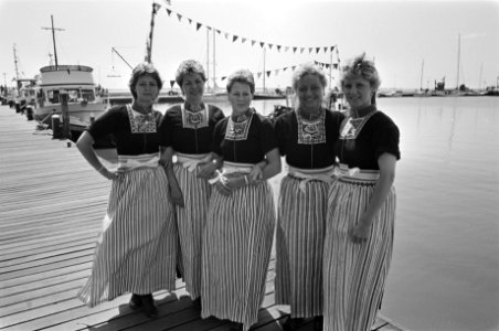 Vrouwen in Volendams kostuum, Bestanddeelnr 932-6251