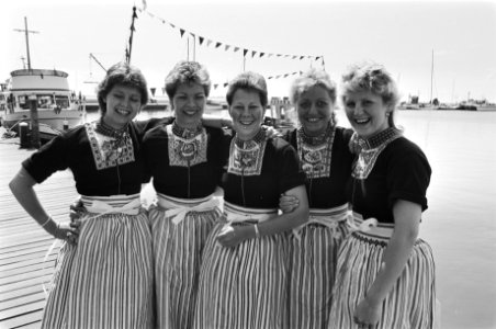 Vrouwen in Volendams kostuum, Bestanddeelnr 932-6250