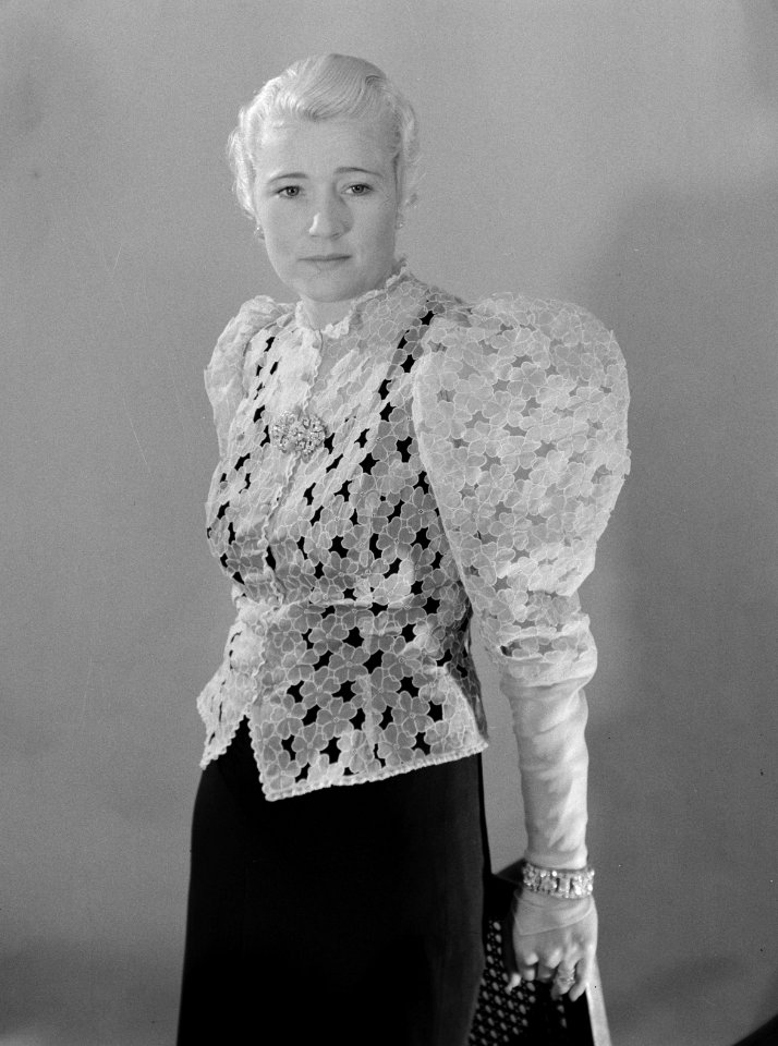 Vrouwelijk model met blouse, Bestanddeelnr 191-0507