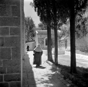 Vrouwen in een straatje, Bestanddeelnr 255-0438