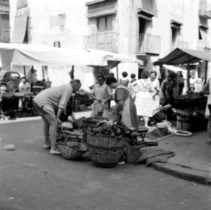 Vrouw verkoopt groenten op de straatmarkt van Palamos, Bestanddeelnr 254-0804