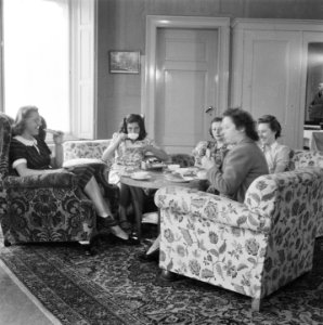 Vrouwelijk personeel aan de lunch in een zithoek, Bestanddeelnr 900-8194