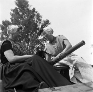 Vrouwen in klederdracht op een pantservoertuig, Bestanddeelnr 900-2846
