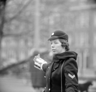 Vrouwelijke politieagente regelt verkeer, Bestanddeelnr 915-6801