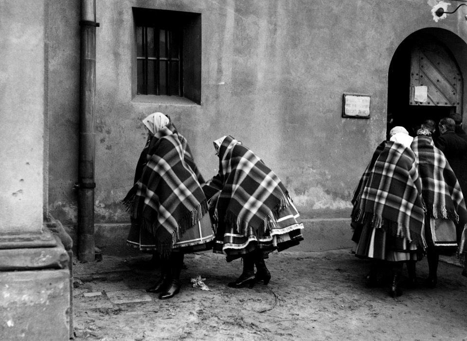 Vrouwen in Lowicz brengen hun kleding op orde voordat ze de kerk betreden, Bestanddeelnr 252-1303