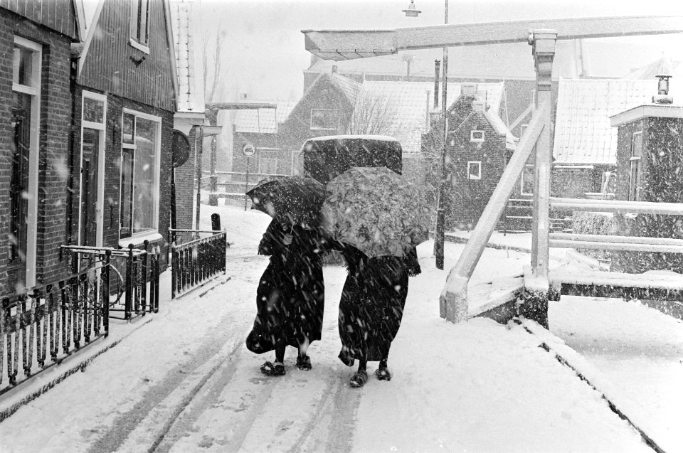 Vrouwen in Volendam met paraplu in sneeuwjacht, Bestanddeelnr 923-1323