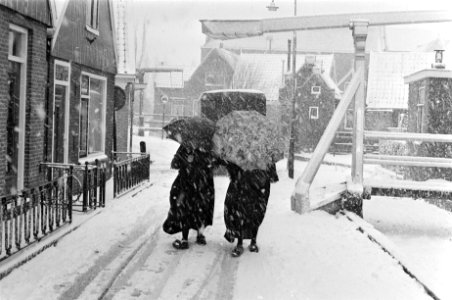 Vrouwen in Volendam met paraplu in sneeuwjacht, Bestanddeelnr 923-1323