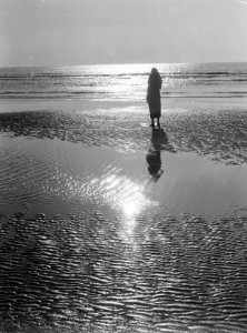 Vrouw, waarschijnlijk Van der Polls vrouw Nell Langlais, aan het strand, Bestanddeelnr 190-0011