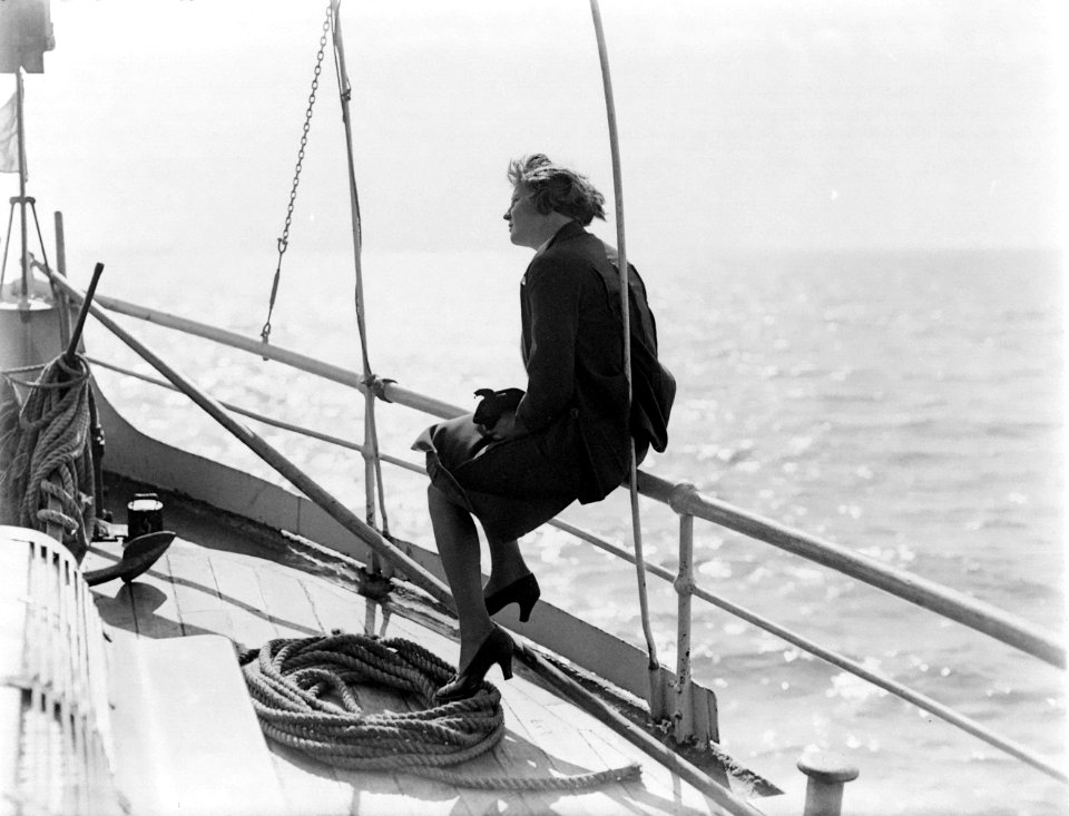 Vrouw (Van de Polls vrouw Nell Langlais) zittend op de reling van een schip, Bestanddeelnr 252-0699