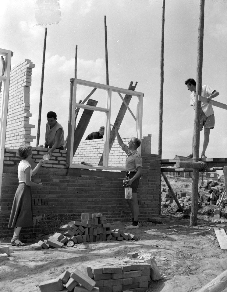 Vrijwilligers waaronder buitenlandse jongelui helpen bouw in Zeeland, Bestanddeelnr 907-3009