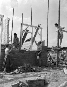 Vrijwilligers waaronder buitenlandse jongelui helpen bouw in Zeeland, Bestanddeelnr 907-3009