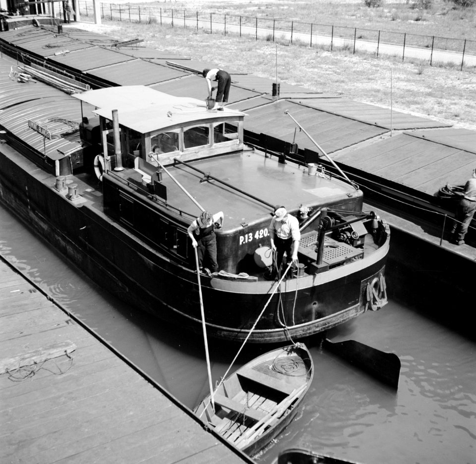 Vrouwelijke bemanningsleden aan boord van Frans binnenvaartschip Mont Blanc in d, Bestanddeelnr 254-1614
