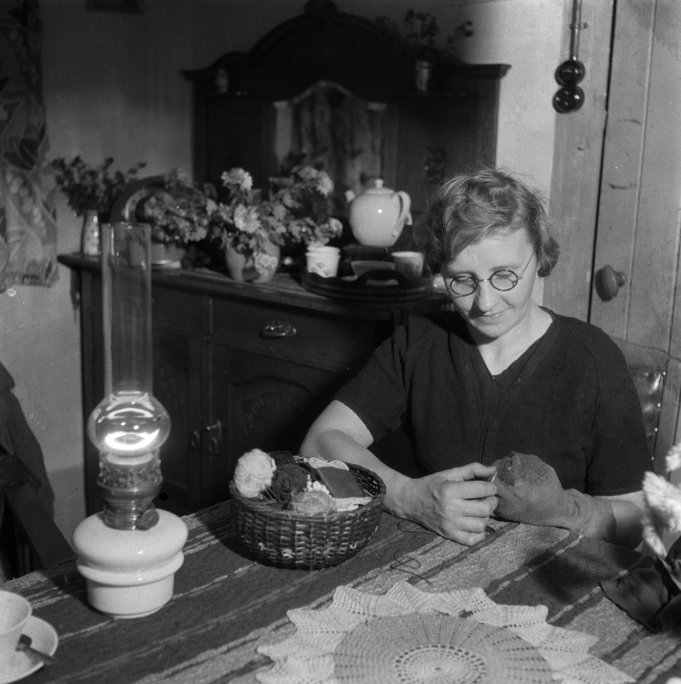 Vrouw stopt sokken, Bestanddeelnr 901-0009