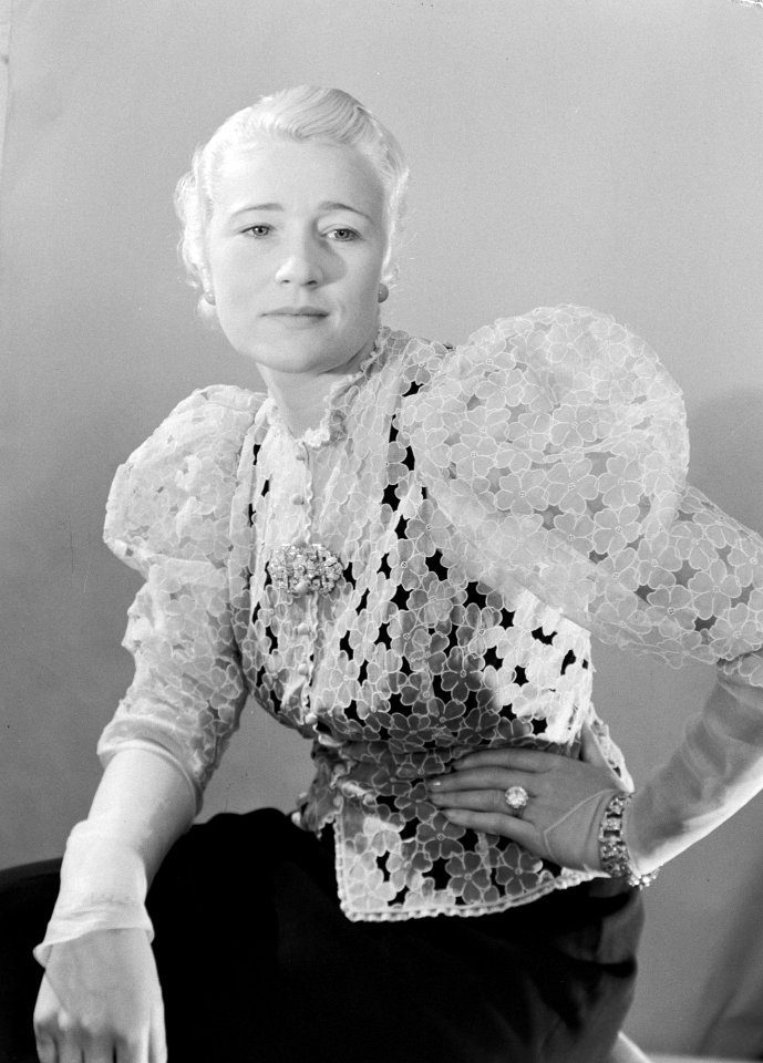 Vrouwelijk model met blouse, Bestanddeelnr 191-0506