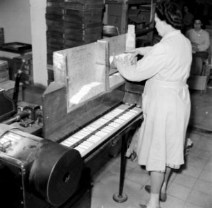 Vrouw aan het werk in een sigarettenfabriek, Bestanddeelnr 255-0198