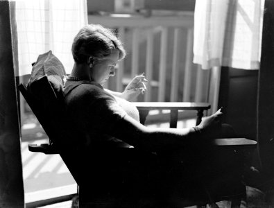 Vrouw aan het lezen voor het raam, Bestanddeelnr 189-0404 photo
