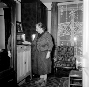 Vrouw bedient de radio in haar woonkamer, Bestanddeelnr 252-9341