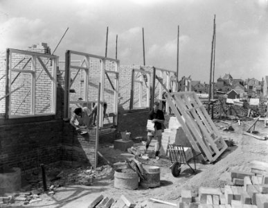 Vrijwilligers waaronder buitenlandse jongelui helpen bouw in Zeeland, op Nieuwer, Bestanddeelnr 907-3010