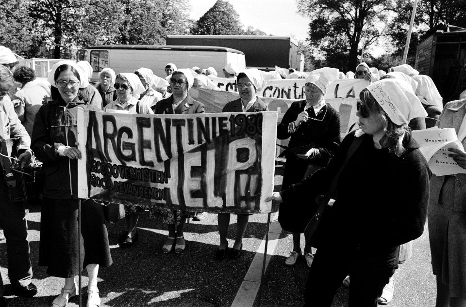 Vrouwen houden stille rondgang steunbtdwaze moeders van de Plaza de Mayo in , Bestanddeelnr 930-8406