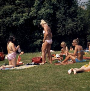 Vrouwen in bikini op de ligweide van het De Mirandabad, Bestanddeelnr 254-9270