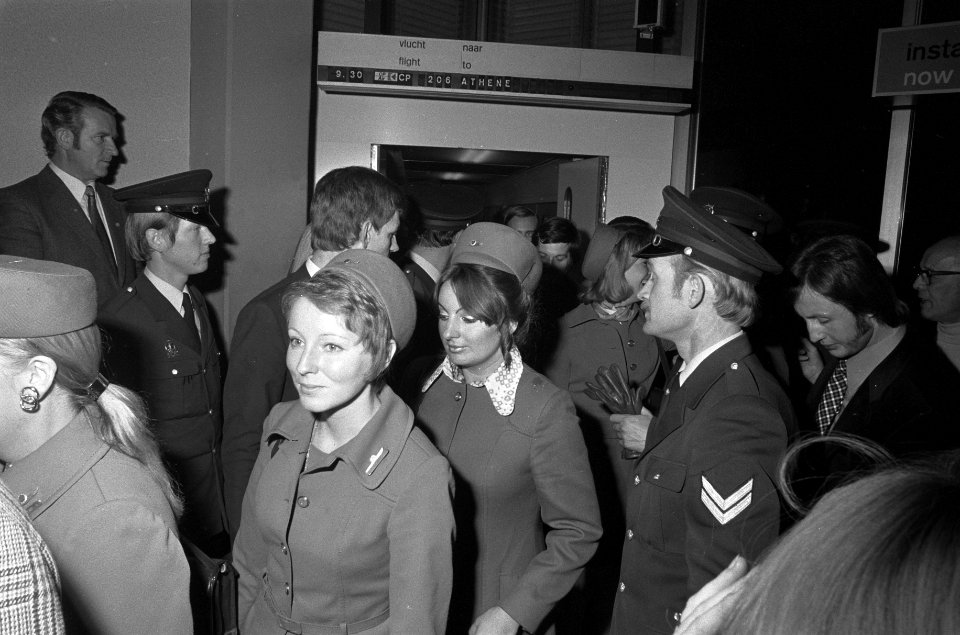 Vrijgelaten stewardessen komen aan op Schiphol, Bestanddeelnr 926-8560