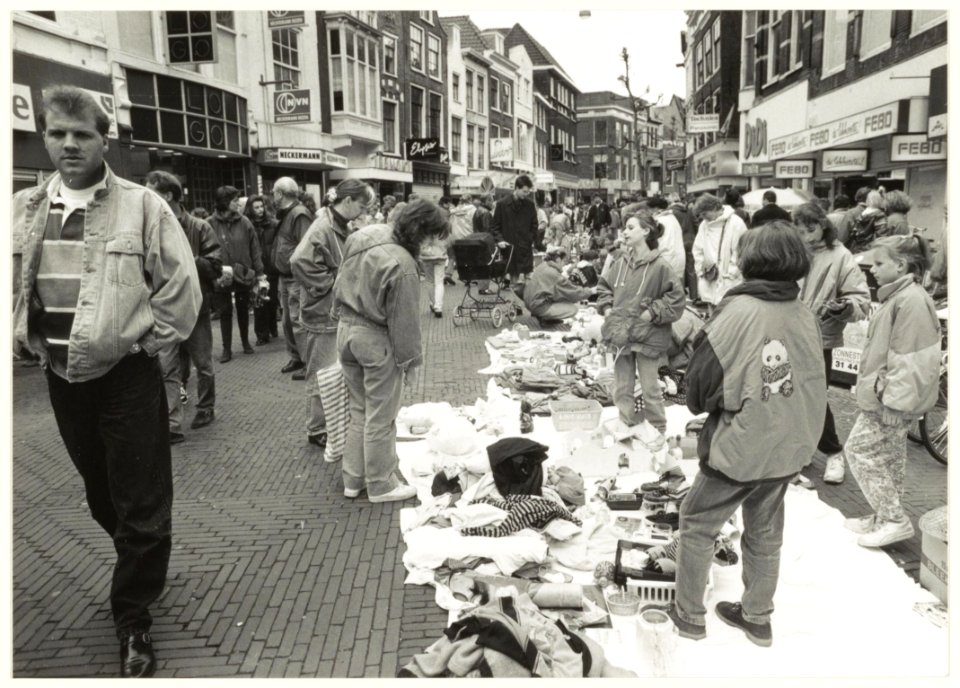 Vrijmarkt in de Grote Houtstraat gehouden ter gelegenheid van Koninginnedag. NL-HlmNHA 54032169