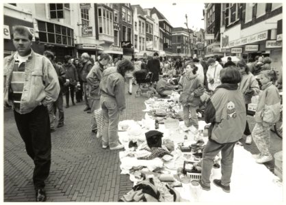 Vrijmarkt in de Grote Houtstraat gehouden ter gelegenheid van Koninginnedag. NL-HlmNHA 54032169
