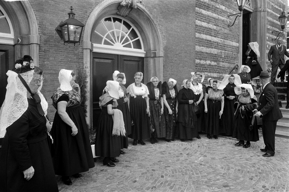 Vrouwen in klederdracht voor het stadhuis aan de Grote Markt te Goes, Bestanddeelnr 927-2519