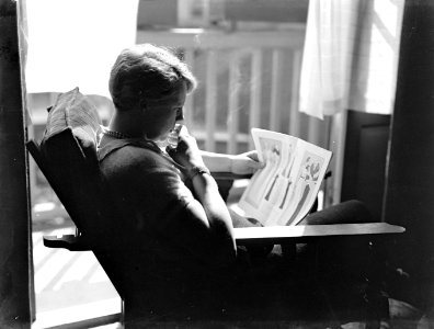 Vrouw aan het lezen voor het raam, Bestanddeelnr 189-0405 photo
