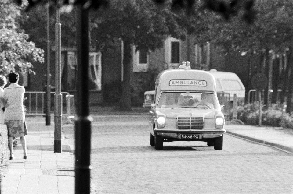 Vrijlaten kinderen op eerst in beslag genomen film ouders met kinderen in autos, Bestanddeelnr 929-2010