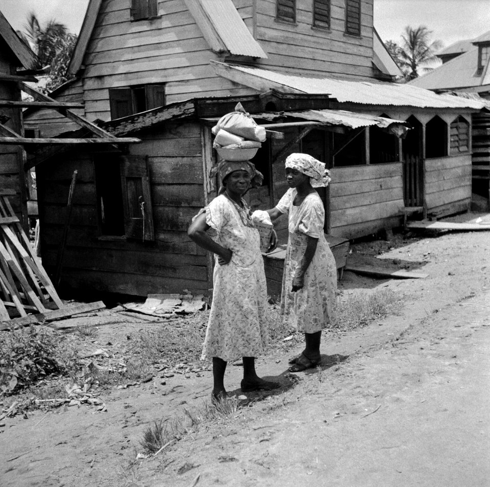 Vrouwen in een woonwijk in Suriname, Bestanddeelnr 252-6232