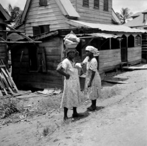Vrouwen in een woonwijk in Suriname, Bestanddeelnr 252-6232