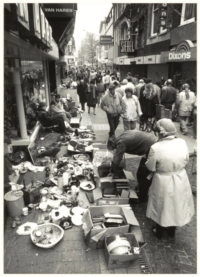 Vrijmarkt in de Grote Houtstraat tijdens Koninginnedag 1991. NL-HlmNHA 54031883