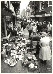 Vrijmarkt in de Grote Houtstraat tijdens Koninginnedag 1991. NL-HlmNHA 54031883 photo