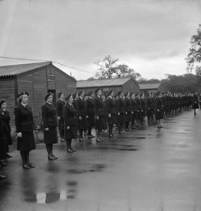 Vrouwen Hulp Korps staat aangetreden tijdens bezoek van minister van Oorlog Lidt, Bestanddeelnr 935-2472