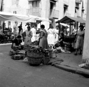 Vrouw verkoopt groenten op de straatmarkt van Palamos, Bestanddeelnr 254-0801