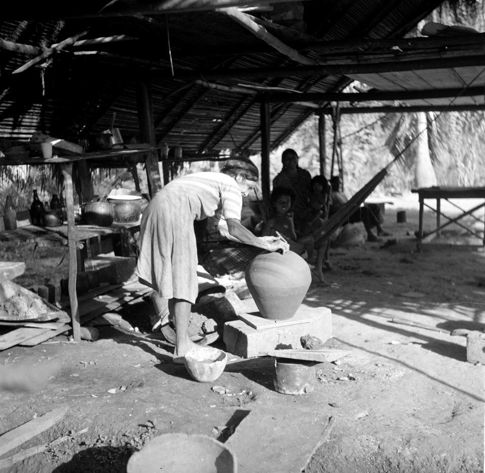 Vrouwen in het Amerindiaanse dorp Cornelis Kondre in Suriname Een vrouw boets, Bestanddeelnr 252-5644