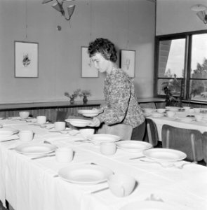 Vrouw bezig met het dekken van de tafels voor het vieren van seideravond (sederm, Bestanddeelnr 255-2833 photo