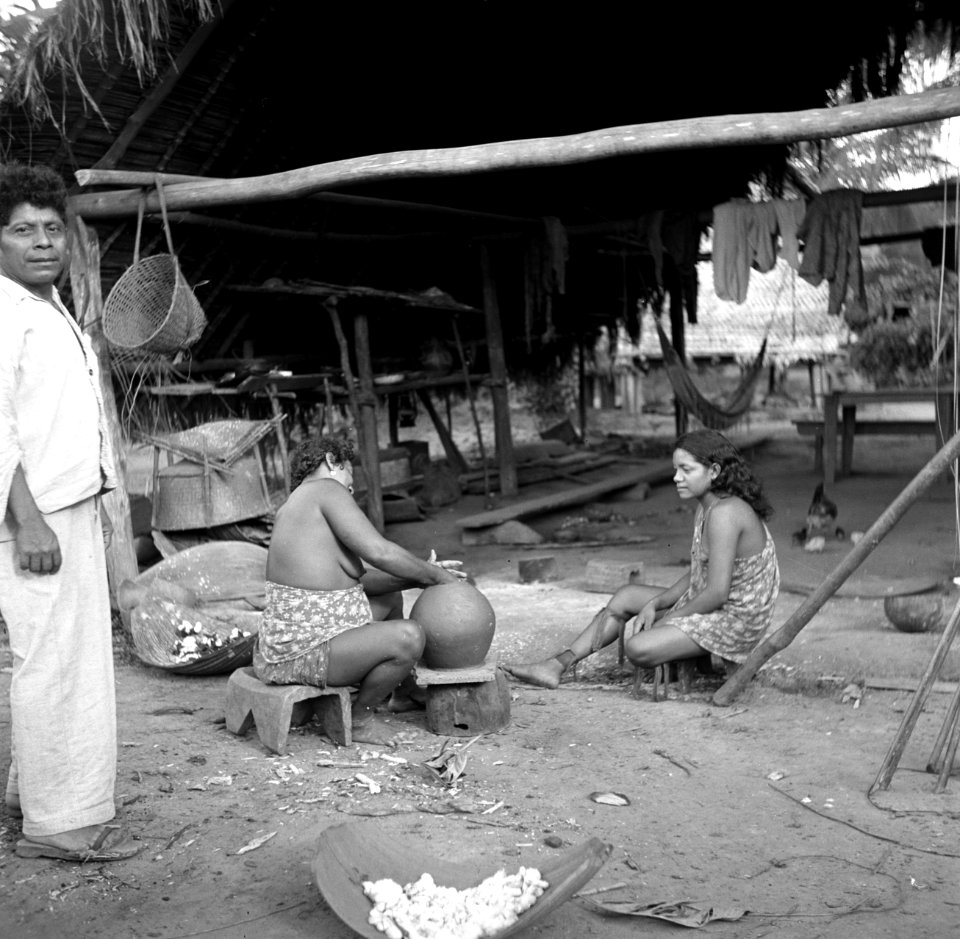 Vrouwen in het Amerindiaanse dorp Cornelis Kondre in Suriname De middelste vr, Bestanddeelnr 252-5641