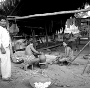 Vrouwen in het Amerindiaanse dorp Cornelis Kondre in Suriname De middelste vr, Bestanddeelnr 252-5641