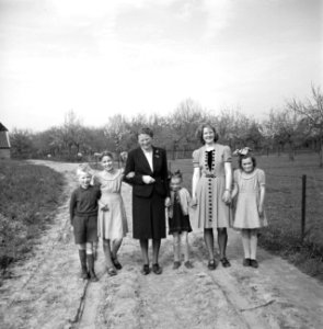 Vrouw (de boerin) met vijf kinderen, Bestanddeelnr 252-1940