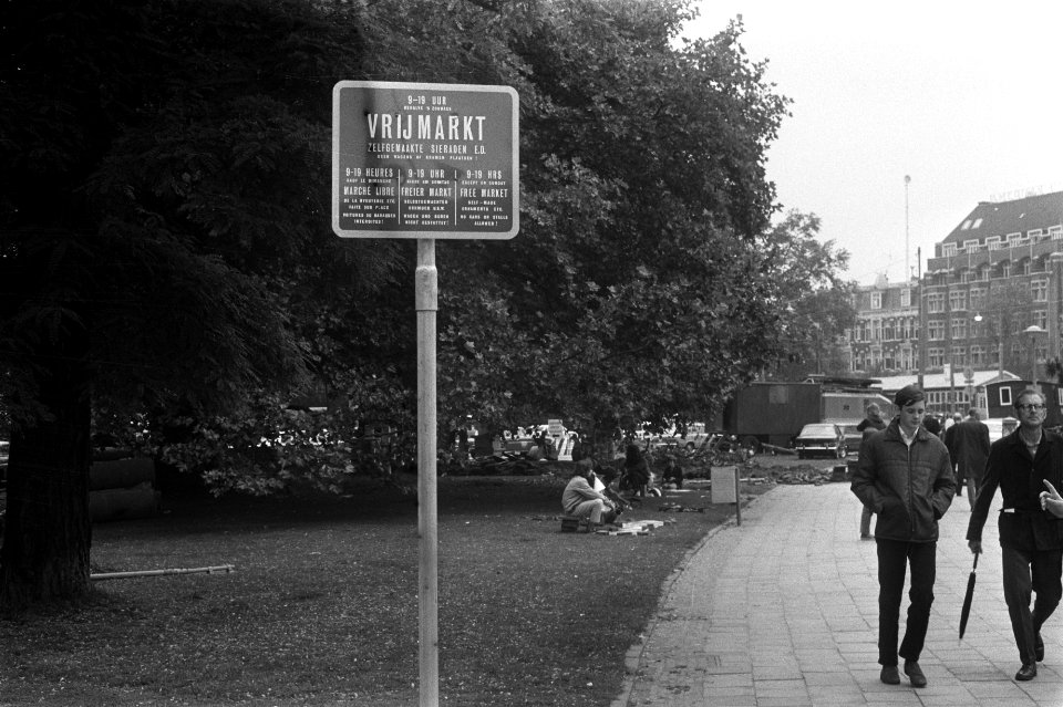 Vrijmarkt op Leidsebosje Amsterdam, bord, verkoper, Bestanddeelnr 924-8097