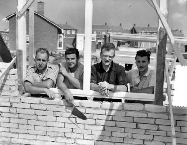 Vrijwilligers waaronder buitenlandse jongelui helpen bouw in Zeeland, op Nieuwer, Bestanddeelnr 907-3011