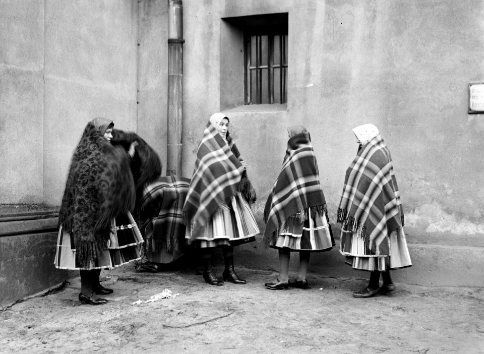Vrouwen in Lowicz slaan hun geruite doeken om voordat ze de kerk betreden, Bestanddeelnr 252-1301
