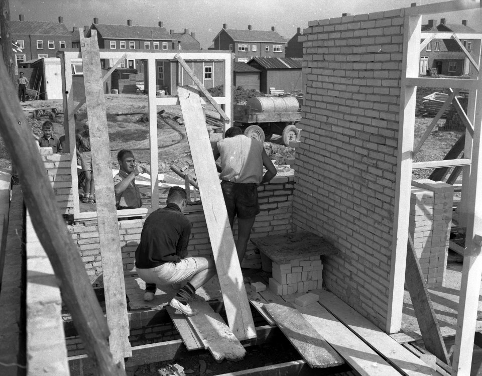 Vrijwilligers waaronder buitenlandse jongelui helpen bouw in Zeeland, op Nieuwer, Bestanddeelnr 907-3013