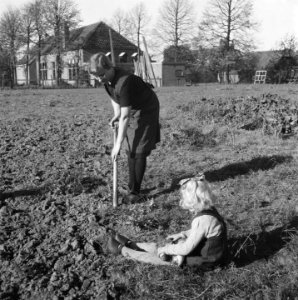 Vrouw bewerkt tuin in Putten, Bestanddeelnr 901-0023