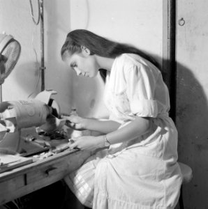 Vrouw bezig met het slijpen van Eilatsteen in een bedrijf waar deze steen wordt , Bestanddeelnr 255-3629