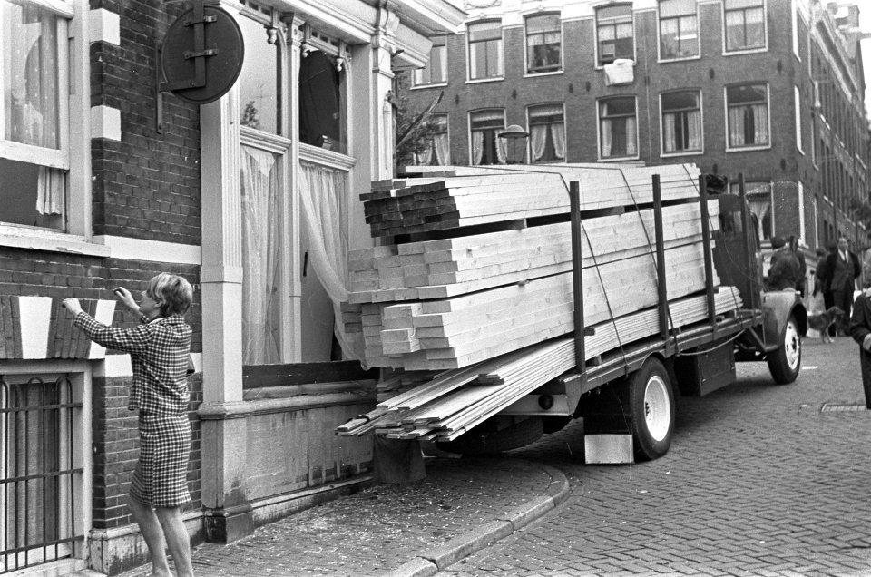 Vrachtauto in huis op hoek Lijnbaansgracht en Lauriersgracht (vrachtwagen door r, Bestanddeelnr 920-7054