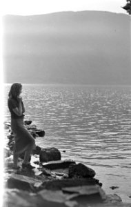 Vrouw bij een meer in het Lake District, Bestanddeelnr 254-2803